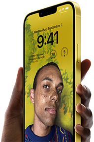 Một bàn tay cầm iPhone 14 Plus màu vàng đang hiển thị Màn Hình Khoá cá nhân hoá.