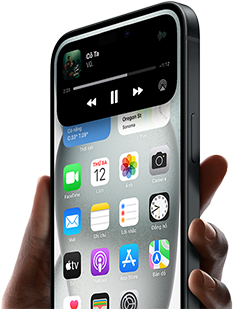 iPhone 15 được cầm trong tay, Dynamic Island đang hiển thị thông tin theo dõi chuyến xe được chia sẻ.