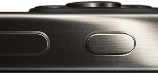 Hình ảnh mặt bên của iPhone 15 Pro với thiết kế titan đang hiển thị nút âm lượng và nút Tác Vụ
