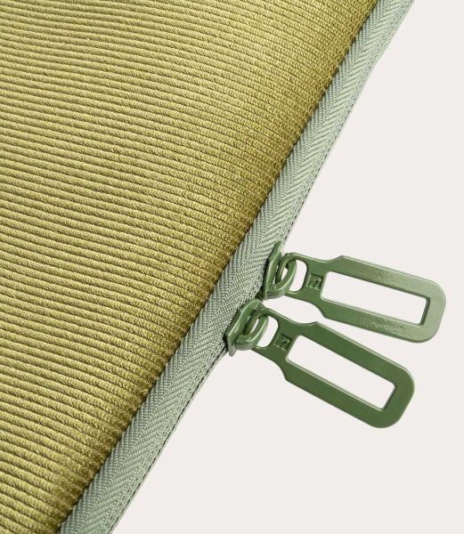 Túi vải không dệt cho máy tính xách tay MBP 16'' (màu xanh lá), mặt ngoài:  hiệu Tucano - BFVELMB16-P (mới 100%)